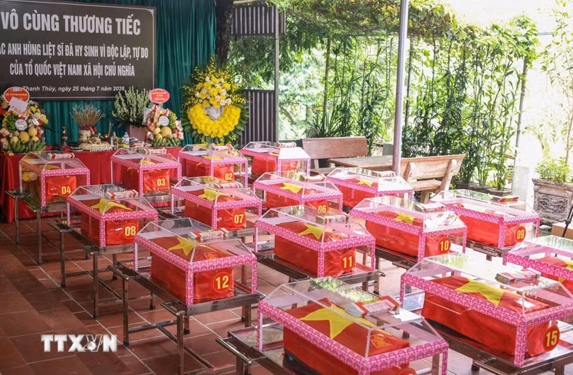 Hài cốt 34 liệt sỹ được Đội tìm kiếm, quy tập hài cốt liệt sỹ tỉnh Tuyên Quang tìm thấy trong "Chiến dịch 500 ngày đêm đẩy mạnh tìm kiếm, quy tập và xác định danh tính hài cốt liệt sỹ”. (Ảnh: Hoàng Hiếu/TTXVN)