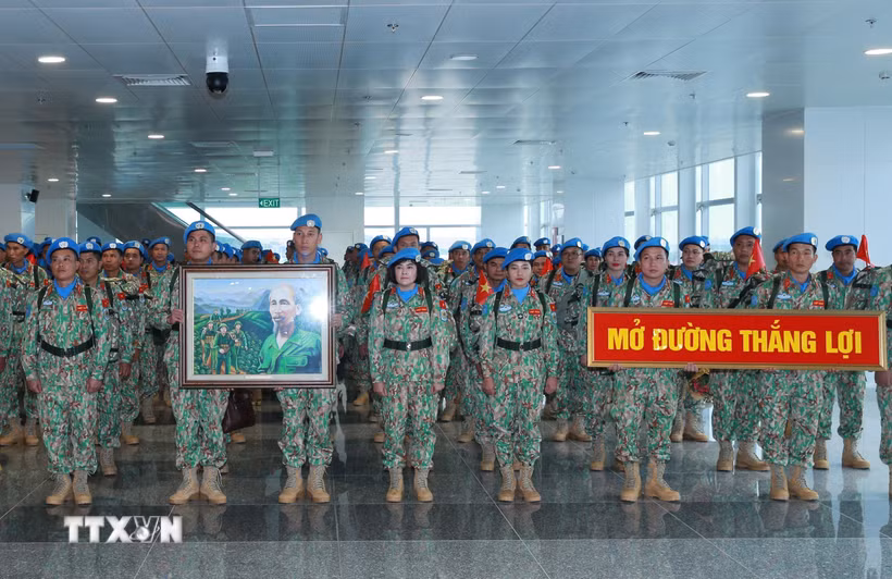 Các sỹ quan, quân nhân Đội Công binh số 5 lên đường thực hiện nhiệm vụ gìn giữ hòa bình Liên hợp quốc khu vực Abyei. (Ảnh: Trọng Đức/TTXVN)