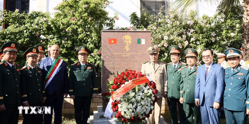 Đại tướng Nguyễn Trọng Nghĩa và Đoàn đại biểu cấp cao Quân đội Nhân dân Việt Nam đặt hoa tại Bia tưởng niệm Chủ tịch Hồ Chí Minh ở thủ đô Algiers. (Ảnh: Mạnh Hùng/TTXVN)