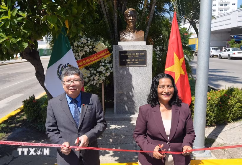 Đại sứ Việt Nam tại Mexico Nguyễn Văn Hải và Thị trưởng Acapulco Abelina López Rodríguez thực hiện nghi lễ cắt băng khánh thành công trình tôn tạo tượng Chủ tịch Hồ Chí Minh. (Ảnh: Phi Hùng/TTXVN) 
