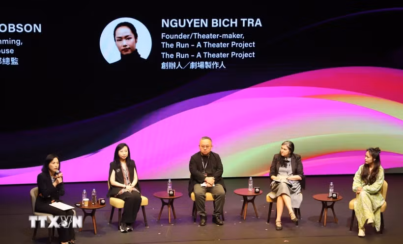 Đạo diễn Trà Nguyễn, Nhà sáng lập dự án "The Run - A Theatre Project" (ngoài cùng, bên phải) cùng các diễn giả quốc tế trao đổi tại phiên thảo luận chuyên đề. (Ảnh: Lê Anh/Hong Kong (Trung Quốc)