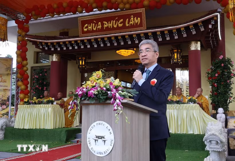 Đại sứ Việt Nam tại Cộng hòa LB Đức Nguyễn Đắc Thành phát biểu tại Đại lễ. (Ảnh: Thu Hằng/TTXVN tại Đức)