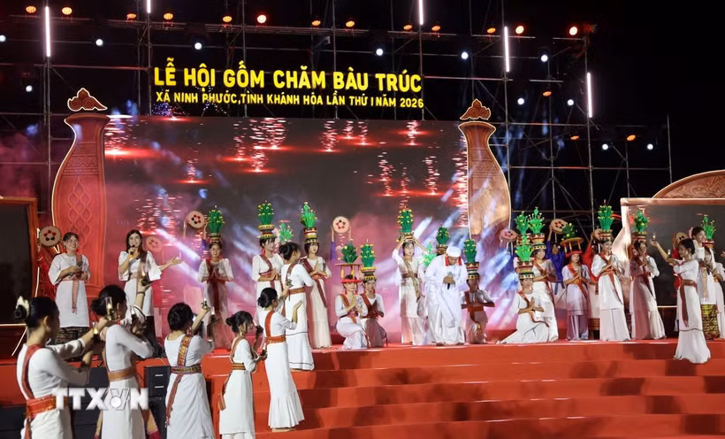 Tiết mục múa “Sắc màu thổ cẩm Mỹ Nghiệp” giới thiệu nét đẹp của một nghề thủ công truyền thống của đồng bào Chăm ở Ninh Phước. (Ảnh: Đặng Tuấn/TTXVN)