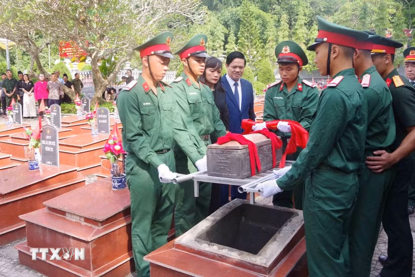 Lễ truy điệu và an táng hài cốt liệt sỹ tại Nghĩa trang xã Yên Châu, tỉnh Sơn La. (Ảnh: TTXVN phát)