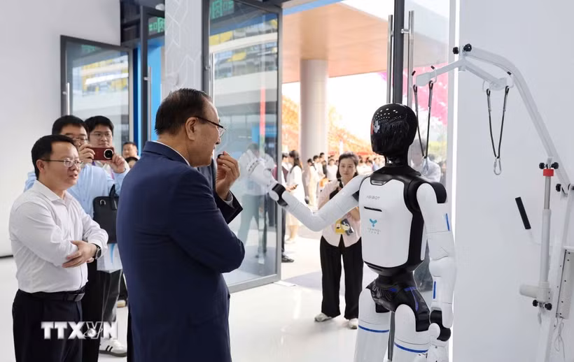Các khu trưng bày về AI tại CAEXPO năm 2026 luôn thu hút sự quan tâm của doanh nghiệp cũng như người dân Trung Quốc và ASEAN. (Ảnh: Công Tuyên/TTXVN)