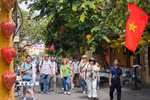 Du khách quốc tế tham quan phố cổ Hội An. (Ảnh: Quốc Dũng/TTXVN)