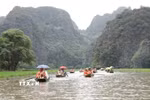 Du khách trong và ngoài nước thích thú với vẻ đẹp sông nước của Khu du lịch Tam Cốc-Bích Động, nơi sẽ tổ chức Lễ hội sắc vàng Tam Cốc tới đây. (Ảnh: Đức Phương/TTXVN)