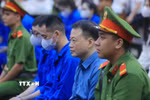 Bị cáo Nguyễn Hòa Bình (tức "Shark" Bình) tại phiên xét xử sáng 27/10. (Ảnh: Phạm Kiên/TTXVN)