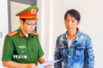 Cơ quan Cảnh sát điều tra Công an thành phố Cần Thơ tống đạt các quyết định với đối tượng Trương Văn Công. (Ảnh: TTXVN phát)