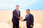 Chủ tịch Ủy ban Nhân dân Thành phố Hồ Chí Minh Nguyễn Văn Được (phải) và ông Stephan Mergenthaler (trái), Giám đốc điều hành Diễn đàn Kinh tế Thế giới. (Ảnh: Xuân Khu/TTXVN)