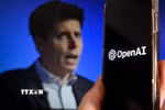 Giám đốc điều hành Sam Altman và biểu tượng OpenAI. (Ảnh: AFP/TTXVN)
