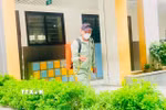 Trường Tiểu học-Trung học cơ sở Nghĩa Đô, phường Nghĩa Đô, Hà Nội phun thuốc khử khuẩn trước năm học mới 2026-2027. (Ảnh: TTXVN phát)