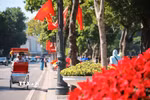 Khu vực Hồ Gươm rực rỡ cờ, hoa chào mừng kỷ niệm 72 năm Ngày Giải phóng Thủ đô 10/10. (Ảnh: Hoàng Hiếu/TTXVN)