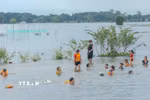Người dân trải nghiệm tắm đồng mùa nước nổi ở khu vực Cống Bùng Rền, ấp Vĩnh Lợi, xã Phú Hữu, tỉnh An Giang. (Ảnh: Công Mạo/TTXVN)