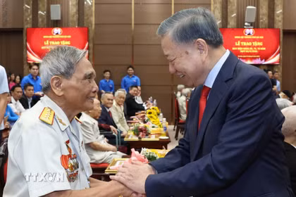 Tổng Bí thư, Chủ tịch nước Tô Lâm và các đảng viên lão thành nhận Huy hiệu Đảng. (Ảnh: Thống Nhất/TTXVN)