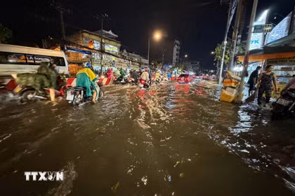 Ngập trên đường Phan Văn Hớn, phường Đông Hưng Thuận, Thành phố Hồ Chí Minh (Ảnh: Hồng Đạt/TTXVN)
