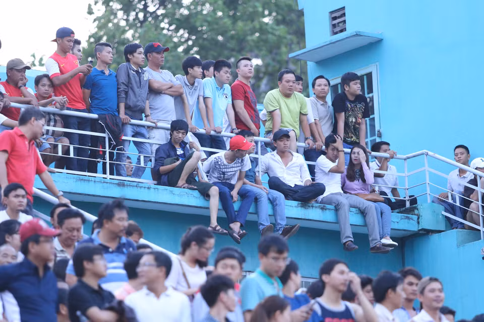 Người hâm mộ đã phủ kín sân Thống Nhất, họ tìm đủ mọi cách để theo dõi trận đấu được dễ dàng. (Ảnh: Minh Chiến/Vietnam+)