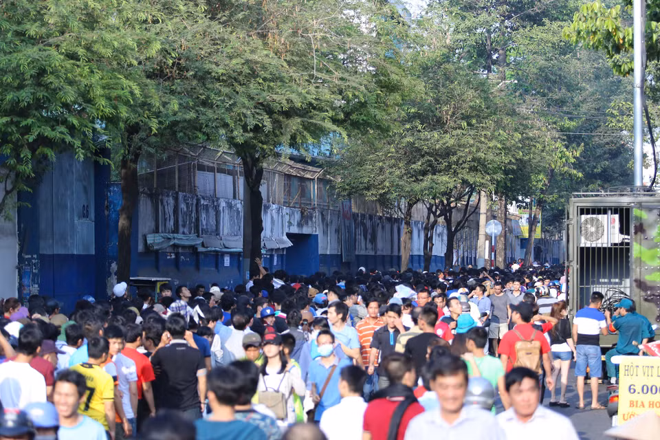 Các con đường dẫn vào khán đài C và D đều chật kín người. (Ảnh: Minh Chiến/Vietnam+)