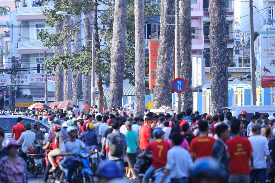 Trước đó, đường Nguyễn Kim bên ngoài sân Thống Nhất đã tắc cứng vì số lượng người hâm mộ quá đông đổ về sân. (Ảnh: Minh Chiến/Vietnam+)