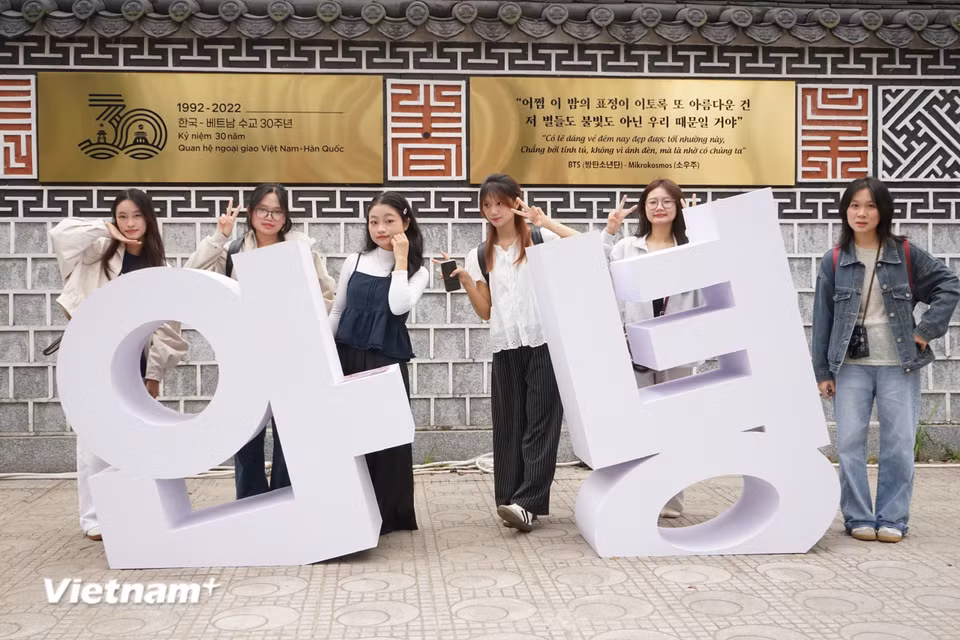 Đây là lần thứ 4 Lễ hội Con đường văn hóa Hàn Quốc được tổ chức, thu hút rất nhiều bạn trẻ tới check-in.(Ảnh: PV/Vietnam+)