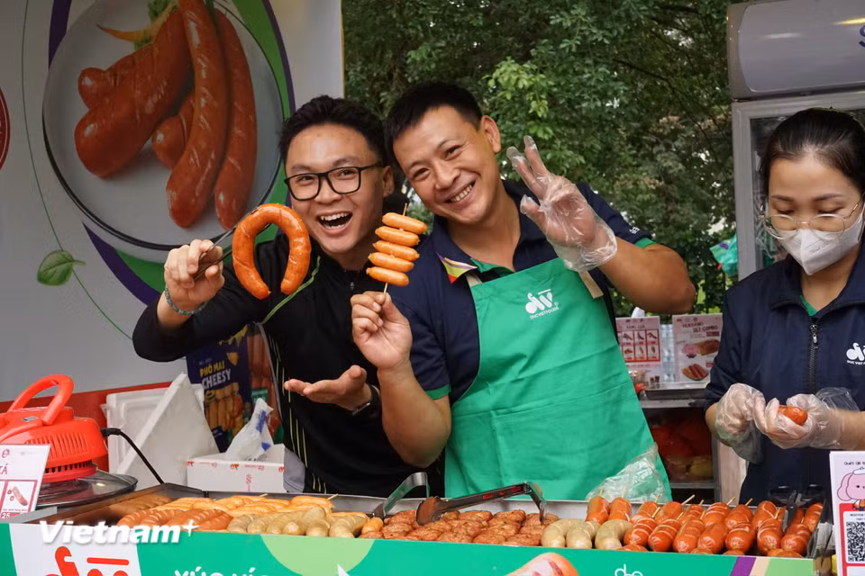 Ngoài các hoạt động trải nghiệm, khu vực ẩm thực Hàn Quốc cũng rất nhộn nhịp với sự tham gia của nhiều doanh nghiệp thực phẩm đang hoạt động tại thị trường Việt Nam. (Ảnh: PV/Vietnam+)