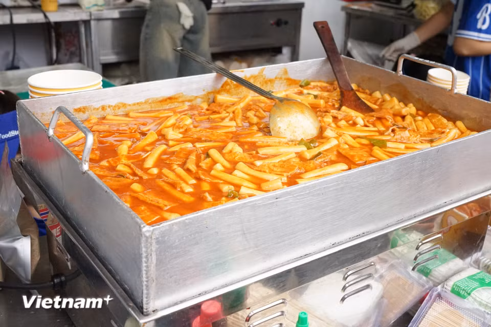 Nhiều món ăn truyền thống của Hàn Quốc được chế biến trực tiếp tại gian hàng ẩm thực như tokbokki, chả cá Hàn Quốc, đồ chiên truyền thống. (Ảnh: PV/Vietnam+)