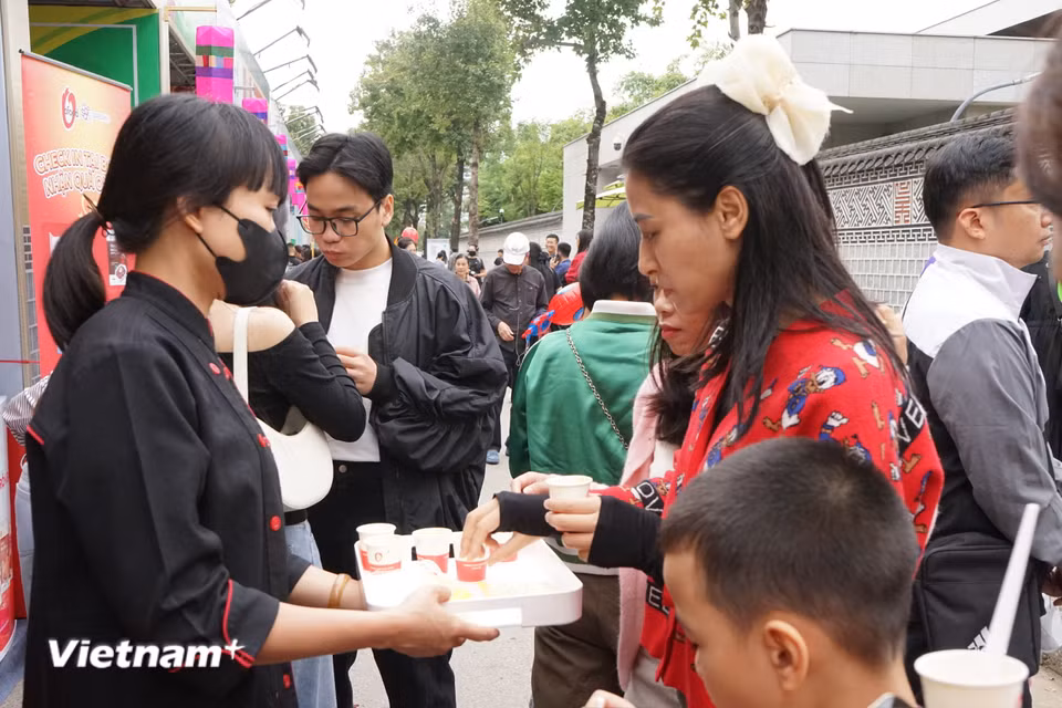 Ẩm thực Hàn Quốc thu hút nhiều thực khách hứng thú trải nghiệm. (Ảnh: PV/Vietnam+)