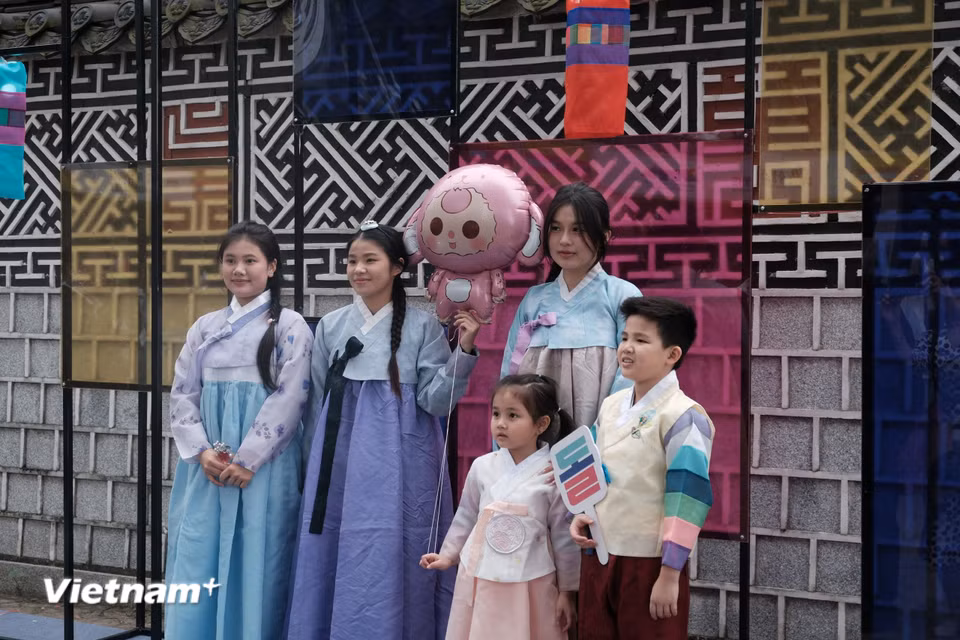 Khách tham quan trải nghiệm trang phục Hanbok và chụp ảnh lưu niệm tại khu vực photozone quảng bá du lịch Hàn Quốc. (Ảnh: PV/Vietnam+)