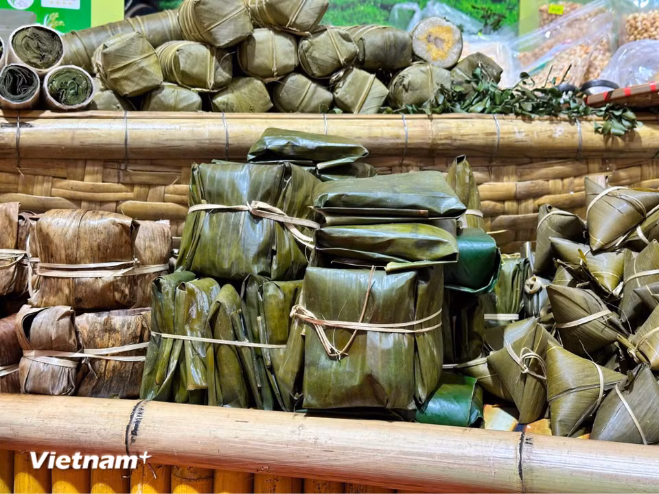 Bánh lá ngải - món bánh truyền thống của người Tày, được làm từ bột nếp trộn với lá ngải cứu giã nhuyễn, tạo nên màu xanh đặc trưng và hương thơm thanh mát. Bánh có vị dẻo ngọt, nhân đậu phộng, vừng hoặc đường phên, tượng trưng cho sự đoàn kết và may mắn trong các dịp lễ Tết. (Ảnh: PV/Vietnam+)