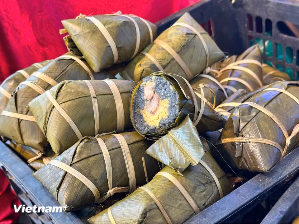 Khác với bánh chưng truyền thống, bánh chưng đen của người Tày được nhuộm màu bằng tro than của cây núc nác hoặc vỏ cây rừng, tạo nên sắc đen óng lạ mắt. Bên trong là gạo nếp, thịt ba chỉ và đỗ xanh – biểu tượng cho sự sung túc, trọn vẹn trong đời sống tinh thần người vùng cao. (Ảnh: PV/Vietnam+)