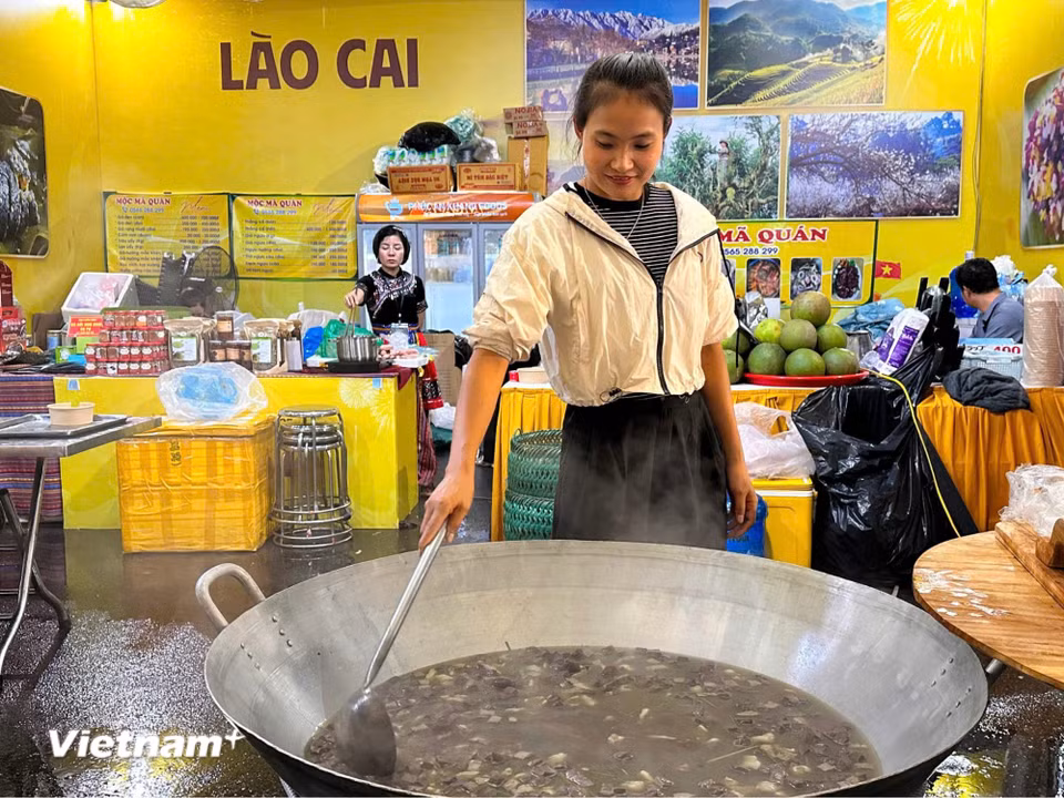Không cần lên tận bản làng xa xôi, du khách vẫn có thể nếm thử hương vị đặc sản thắng cố, nghe kể về quá trình chế biến và cảm nhận nét tinh tế trong ẩm thực của đồng bào vùng cao tại Hội chợ Mùa Thu đang diễn ra tại Hà Nội. (Ảnh: PV/Vietnam+)