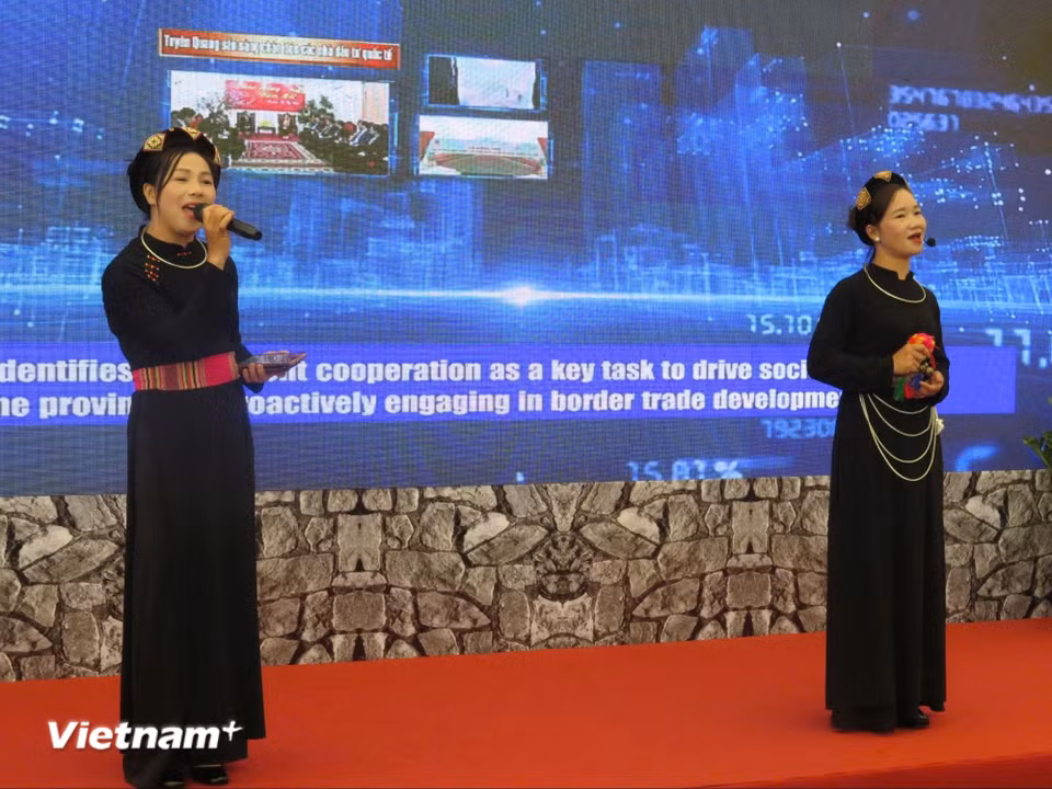 Du khách tham quan hội chợ còn được trải nghiệm không gian văn hóa sinh động qua các tiết mục biểu diễn nhạc cụ, trình diễn trang phục dân tộc. Hội chợ Mùa Thu mang đến cho người tham quan cơ hội khám phá sắc màu văn hóa vùng cao ngay giữa lòng Hà Nội, góp phần quảng bá giá trị truyền thống của cộng đồng các dân tộc Việt Nam. (Ảnh: PV/Vietnam+)
