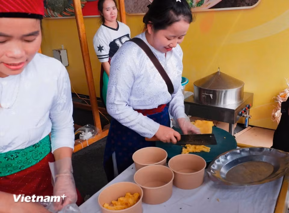 Món phở ngô mang đến một nét chấm phá mới lạ: Sợi phở được làm từ bột ngô của người Mông, khi ăn có vị thơm, ngọt dịu và dẻo đặc trưng của hạt ngô vùng cao. (Ảnh: PV/Vietnam+)