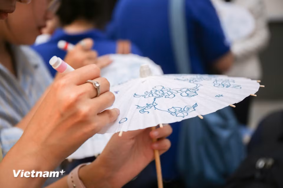 Hoạt động không chỉ là dịp để người dân Việt Nam tham quan sản vật, cảnh sắc đặc trưng của hai địa phương thuộc Trung Quốc mà còn tạo cơ hội hợp tác văn hóa, du lịch giữa hai nước. (Ảnh: Trịnh Ngọc/Vietnam+)
