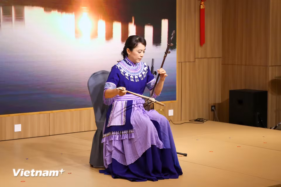 Hoạt động này nhằm triển khai sâu rộng nhận thức chung quan trọng của lãnh đạo cấp cao hai nước, tiếp tục làm sâu sắc hơn nữa hợp tác thiết thực song phương trong lĩnh vực văn hóa và du lịch, giới thiệu đầy đủ sức hấp dẫn độc đáo của nền văn hóa truyền thống Trung Hoa và diện mạo phát triển mới của ngành du lịch. (Ảnh: Trịnh Ngọc/Vietnam+)