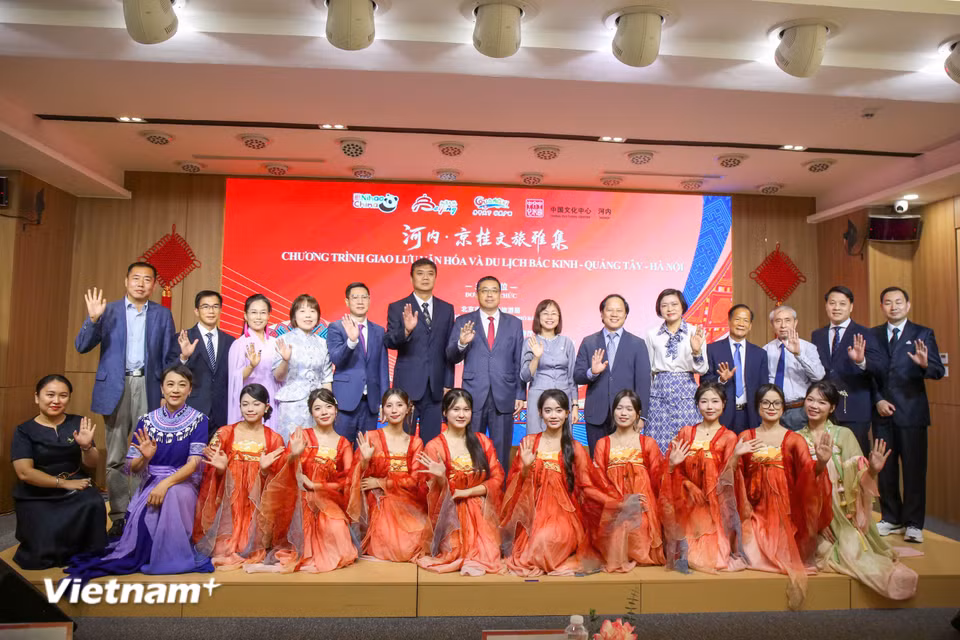 Các đại biểu dự sự kiện. (Ảnh: Trịnh Ngọc/Vietnam+)
