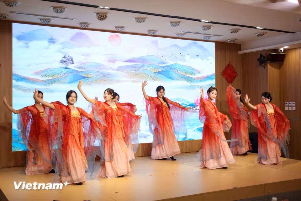 Ngày 23/10 tại Hà Nội, Trung tâm Văn hóa Trung Quốc tại Việt Nam phối hợp với Cục Du lịch Việt Nam, Bộ Văn hóa, Thể thao và Du lịch tổ chức chương trình giao lưu văn hóa và du lịch Hà Nội với Bắc Kinh và Quảng Tây. Sự kiện là sự hưởng ứng tích cực với “Năm Hợp tác Du lịch Việt Nam-Trung Quốc.” (Ảnh: Trịnh Ngọc/Vietnam+)