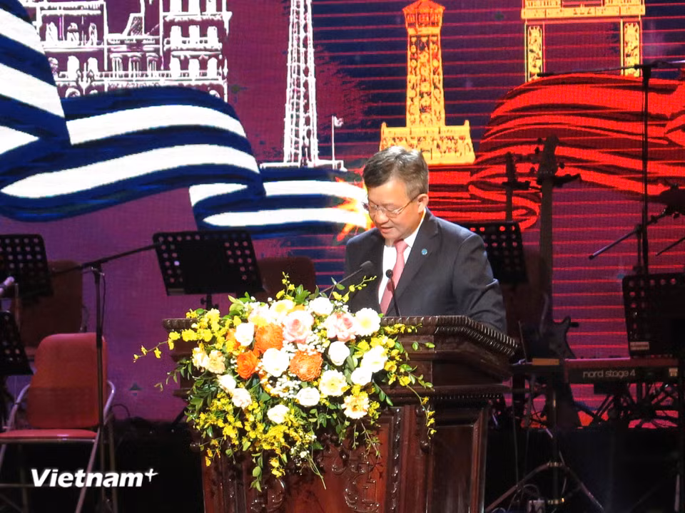 Ông Nguyễn Ngọc Kỳ, Chủ tịch Liên hiệp các tổ chức Hữu nghị thành phố Hà Nội phát biểu khai mạc chương trình. Ông chia sẻ: “Chương trình mang trong mình ý nghĩa kết nối văn hóa thể hiện sự thủy chung, son sắt, nghĩa tình, thắt chặt tình hữu nghị và thúc đẩy sự hợp tác giữa hai nước.” (Ảnh: PV/Vietnam+)