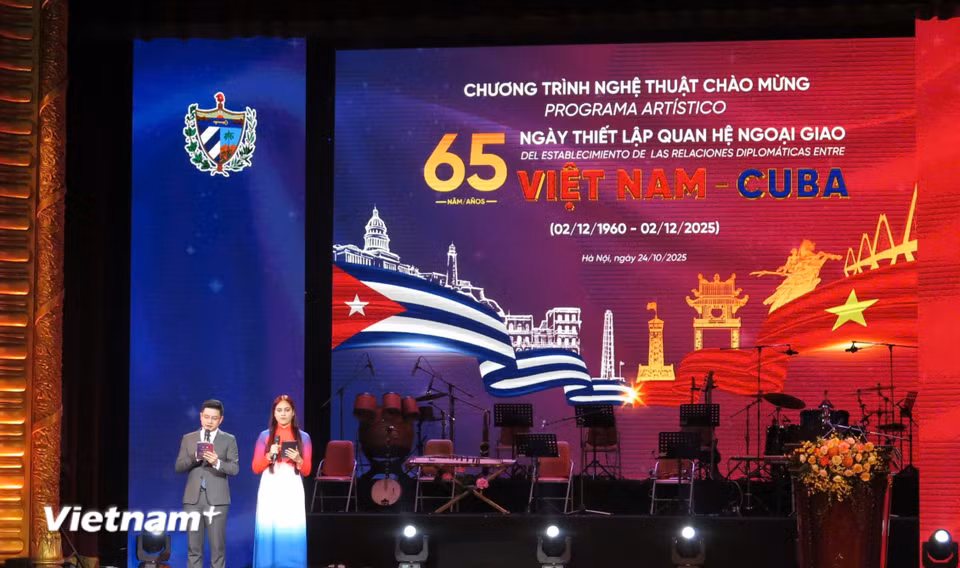 Chương trình nghệ thuật đặc biệt "Việt Nam-Cuba: Nghĩa tình son sắt" diễn ra tối 24/10 tại Hà Nội do Đại sứ quán Cuba tại Việt Nam phối hợp với Liên hiệp các tổ chức hữu nghị, Hội Chữ thập đỏ, Sở Văn hóa và Thể thao Thành phố Hà Nội tổ chức là hoạt động chào mừng 65 năm Ngày thiết lập quan hệ ngoại giao Việt Nam-Cuba (2/12/1960-2/12/2025). (Ảnh: PV/Vietnam+)