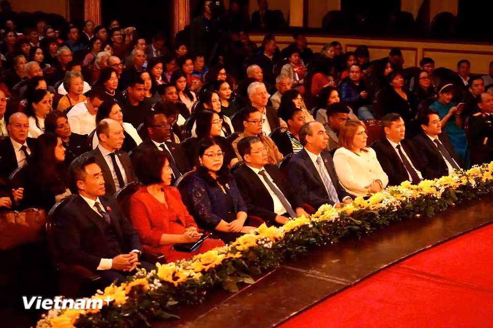 Tại chương trình, các đại biểu đã ôn lại những mốc son chói lọi trong suốt chiều dài xây dựng mối quan hệ hữu nghị đặc biệt của hai nước, nhất là trong những tháng ngày chia lửa chiến đấu vì mục tiêu chung giải phóng dân tộc và chủ nghĩa xã hội. (Ảnh: PV/Vietnam+)