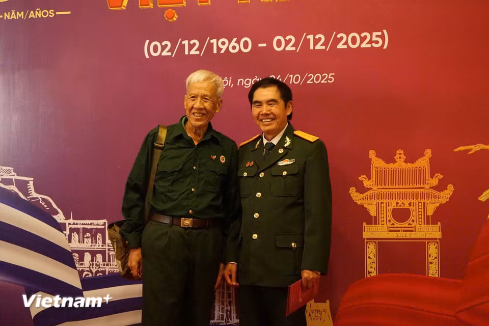 Các cựu chiến binh Việt Nam vui mừng gặp gỡ, chụp ảnh kỷ niệm bên lề chương trình kỷ niệm 65 năm thiết lập quan hệ ngoại giao Việt Nam-Cuba. (Ảnh: PV/Vietnam+)
