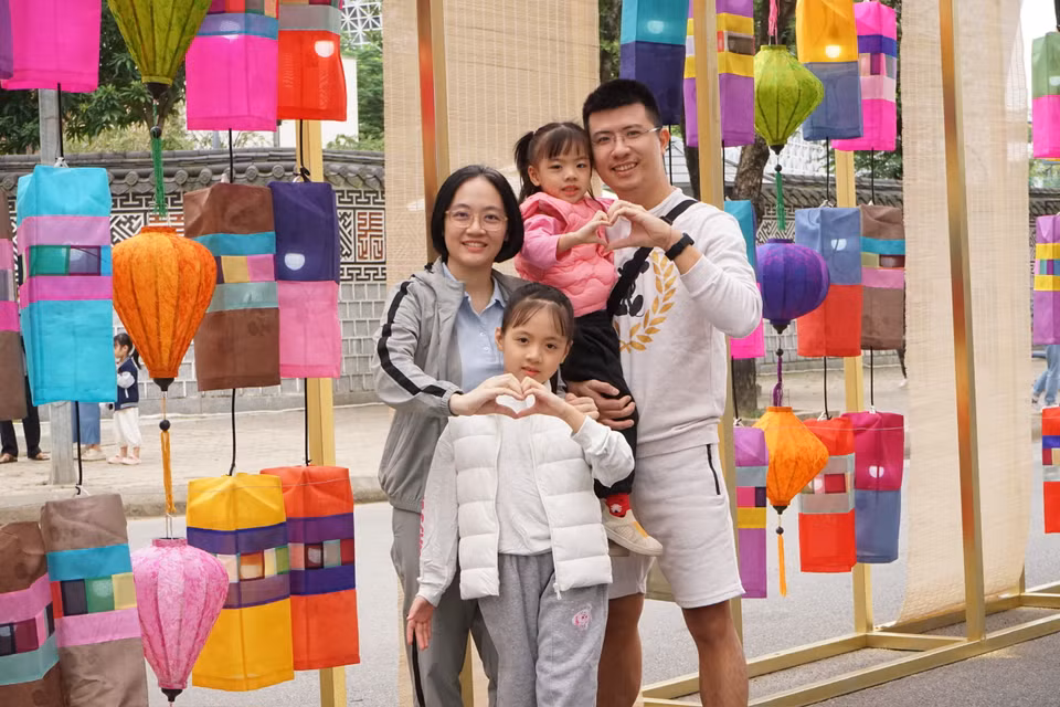 Một trong những góc check-in hot nhất phải kể đến khu vực trưng bày đèn lụa Jinju tại Lễ hội Con đường văn hóa Hàn Quốc 2025. (Ảnh: PV/Vietnam+)