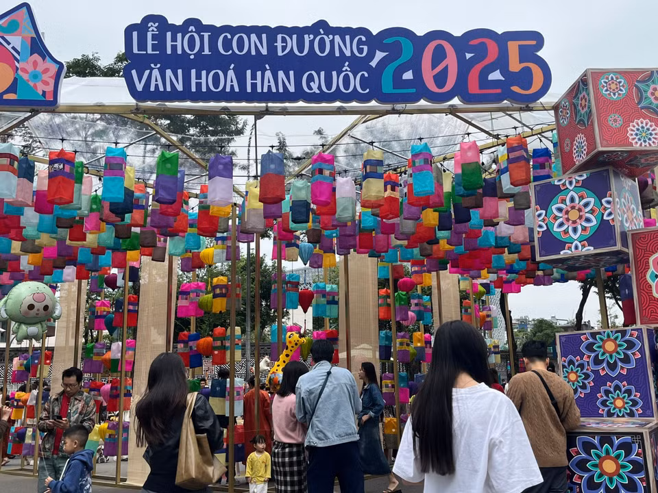 Chương trình Lễ hội Con đường văn hóa Hàn Quốc 2025 do Đại sứ quán Hàn Quốc tại Việt Nam và Trung tâm văn hóa Hàn Quốc tại Việt Nam phối hợp tổ chức. Đường dẫn vào khu trưng bày sự kiện được trang hoàng rực rỡ với hàng nghìn chiếc đèn lụa Jinju - nét đặc trưng nghệ thuật Hàn Quốc. (Ảnh: PV/Vietnam+)