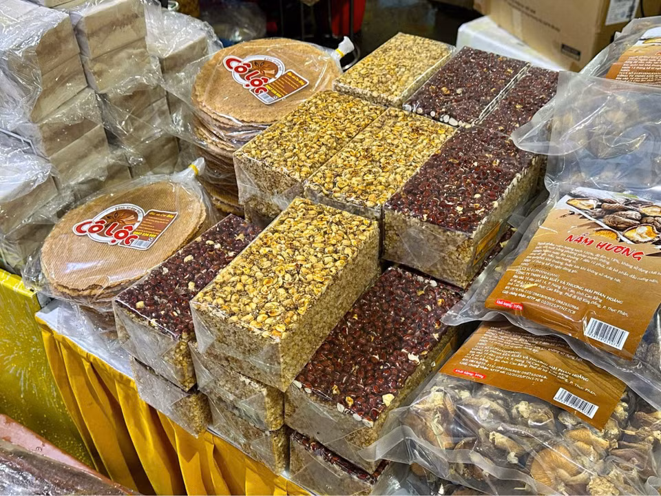 Khẩu Sli là thức quà gắn liền với người Tày, Nùng xứ Lạng. Gạo nếp rang vàng, trộn với đường phên và lạc giã, ép thành từng thanh vuông vức. Khi ăn thấy giòn tan và ngọt bùi, hương vị giản dị nhưng ấm áp như tấm lòng người vùng biên viễn. (Ảnh: PV/Vietnam+)