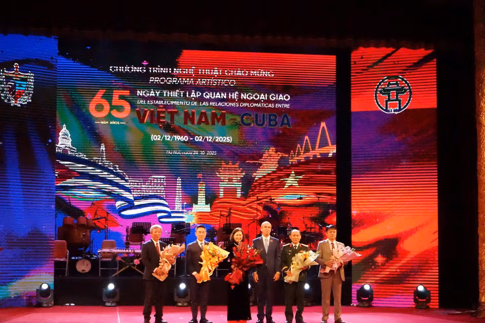 Đại sứ Rogelio Polanco Fuentes trao hoa cho các đơn vị đồng hành thay cho lời cảm ơn sâu sắc mà nhân dân Cuba dành cho Việt Nam. (Ảnh: PV/Vietnam+)