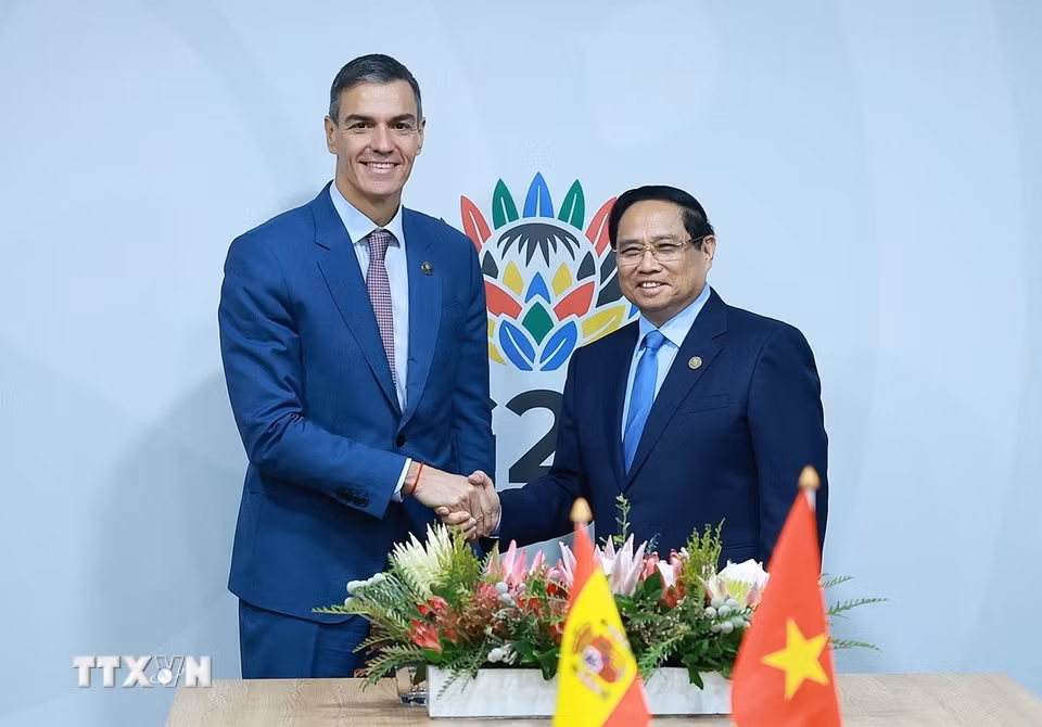 Thủ tướng Phạm Minh Chính gặp Thủ tướng Tây Ban Nha Pedro Sánchez. (Ảnh: Dương Giang/TTXVN)