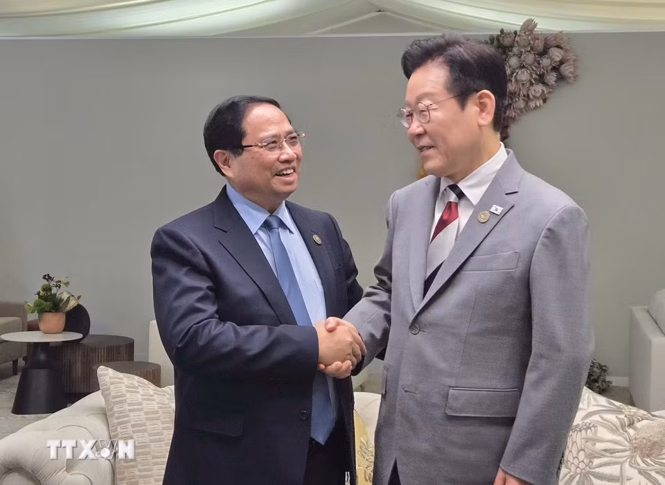Thủ tướng Phạm Minh Chính gặp Tổng thống Hàn Quốc Lee Jae-myung. (Ảnh: TTXVN phát)