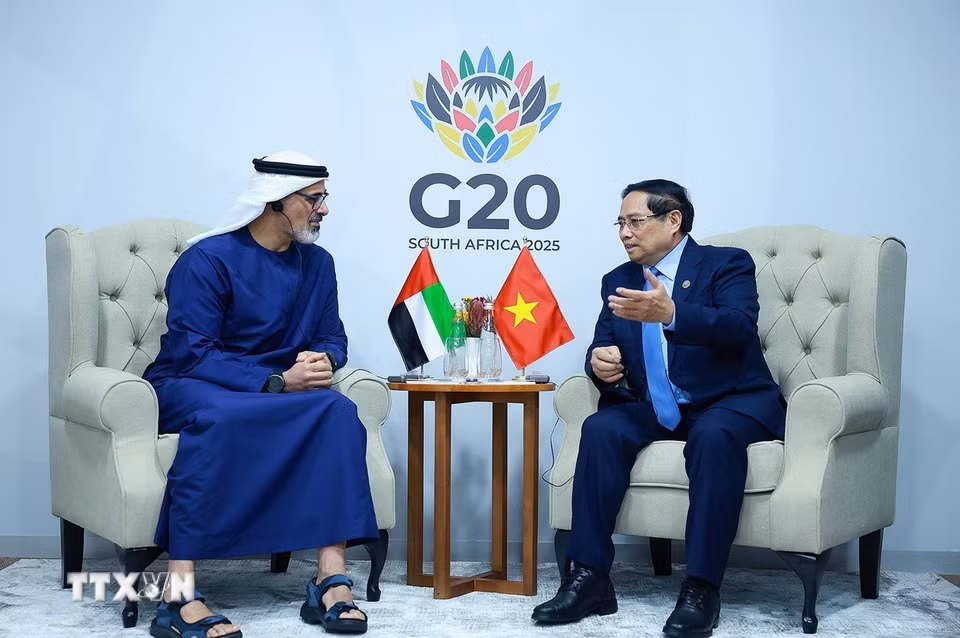 Thủ tướng Phạm Minh Chính gặp Hoàng Thái tử Abu Dhabi thuộc Các Tiểu vương quốc Arab Thống nhất (UAE) Khaled bin Mohamed bin Zayed Al Nahyan. (Ảnh: Dương Giang/TTXVN)