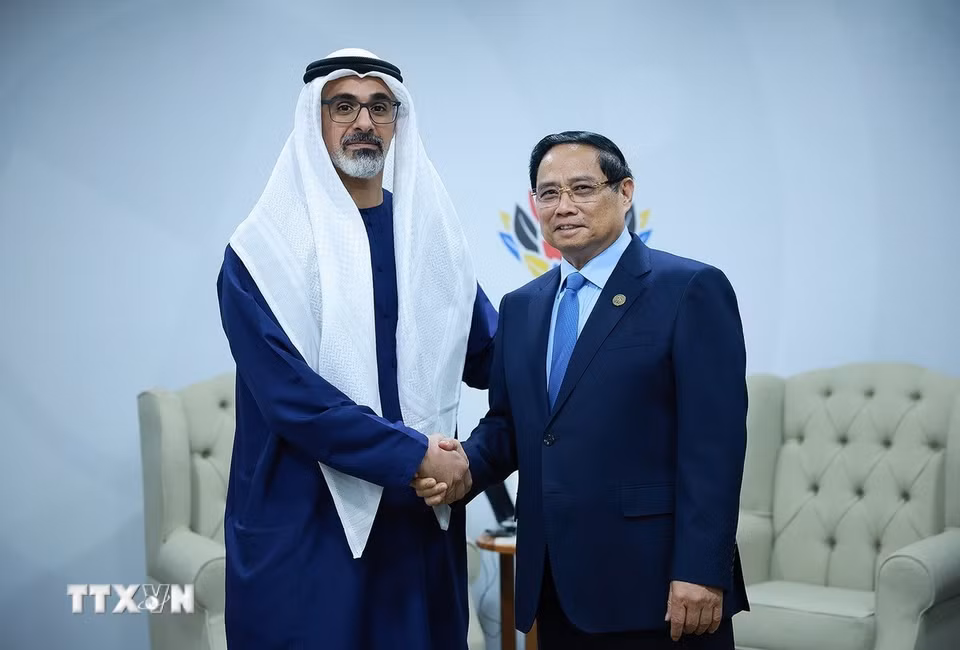 Thủ tướng Phạm Minh Chính gặp Hoàng Thái tử Abu Dhabi thuộc Các Tiểu vương quốc Arab Thống nhất (UAE) Khaled bin Mohamed bin Zayed Al Nahyan. (Ảnh: Dương Giang/TTXVN)