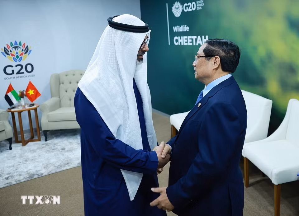 Thủ tướng Phạm Minh Chính gặp Hoàng Thái tử Abu Dhabi thuộc Các Tiểu vương quốc Arab Thống nhất (UAE) Khaled bin Mohamed bin Zayed Al Nahyan. (Ảnh: Dương Giang/TTXVN)